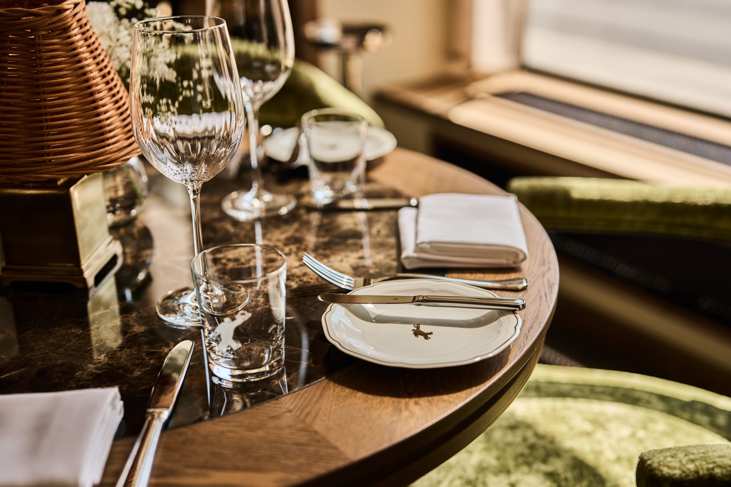 Elegant bordoppsett med vinoglass og fine bestikk