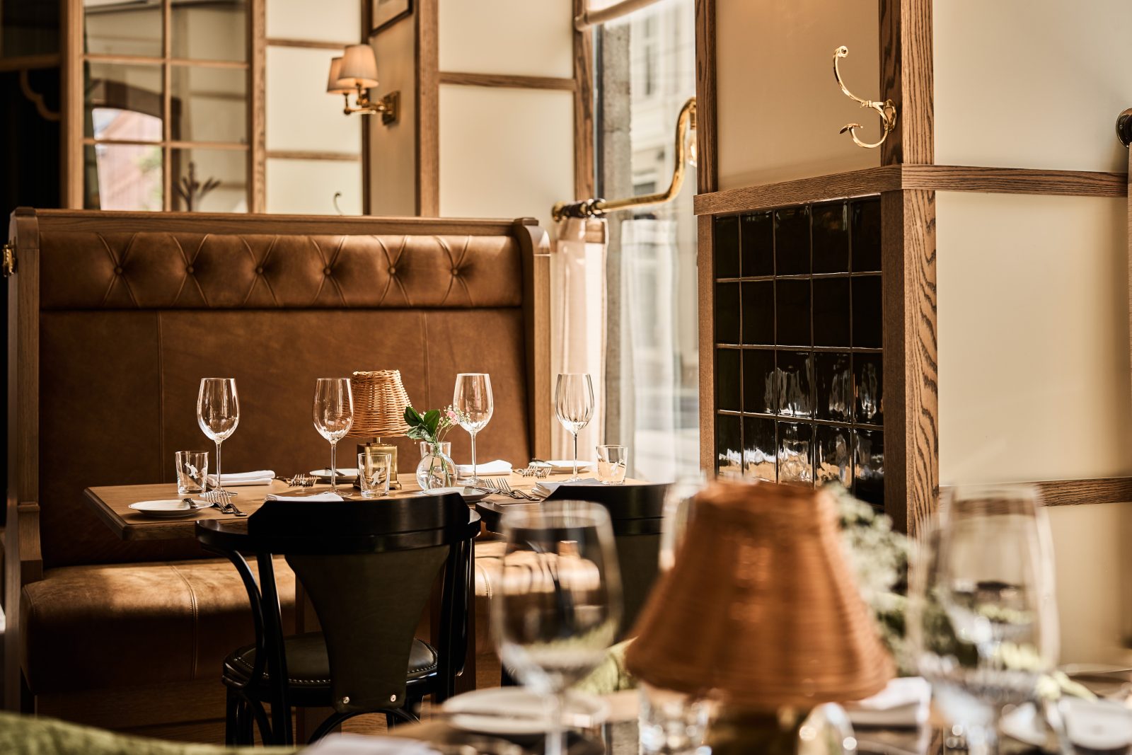 Elegant restaurant interiør med detaljer og stemning