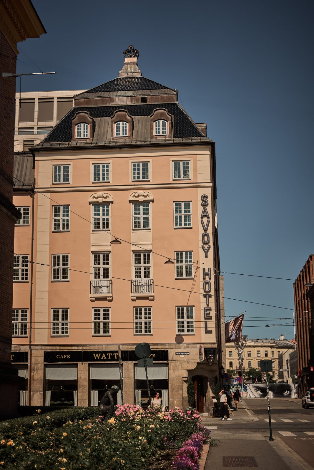 Fasadened Savoy Hotel med Café WATT i Stockholm