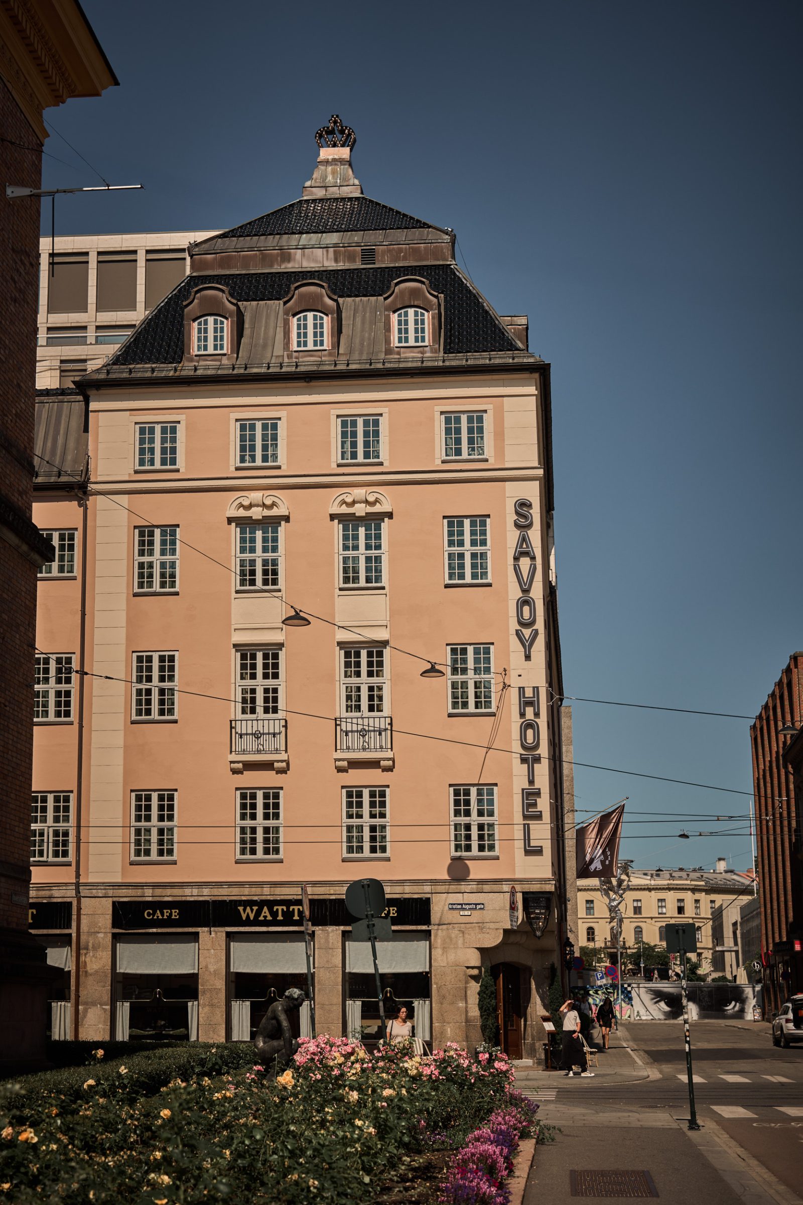 Fasadened Savoy Hotel med Café WATT i Stockholm