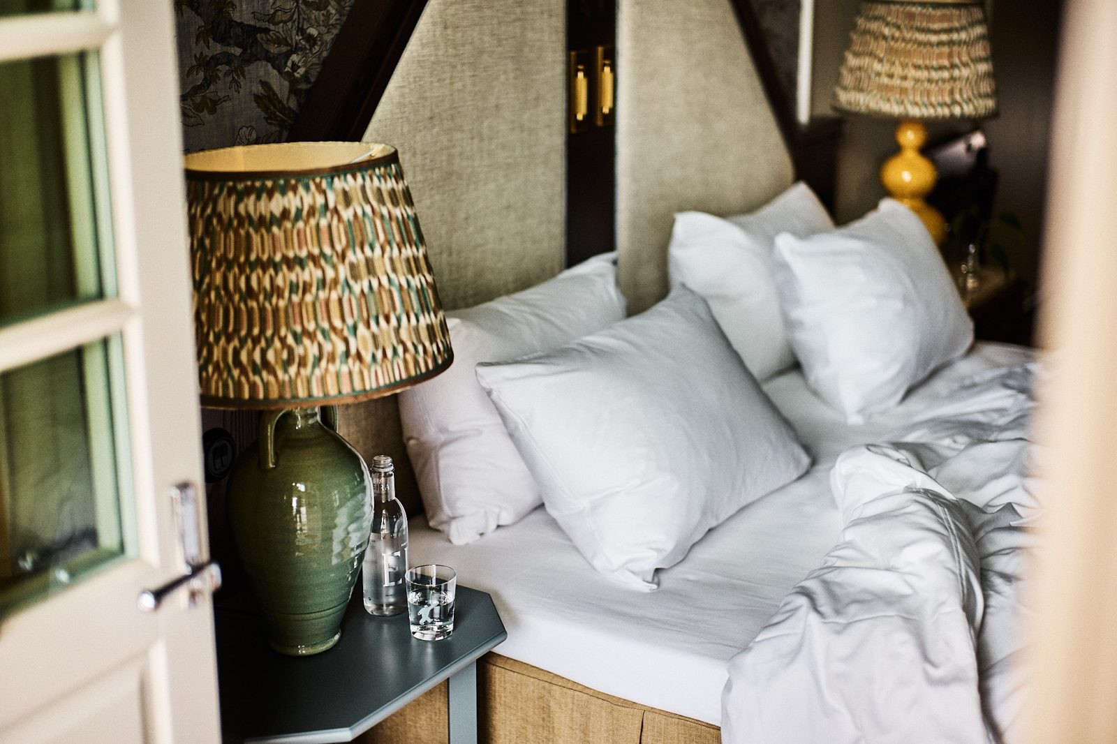 Soviend seng med stilfulle lamper og detaljer