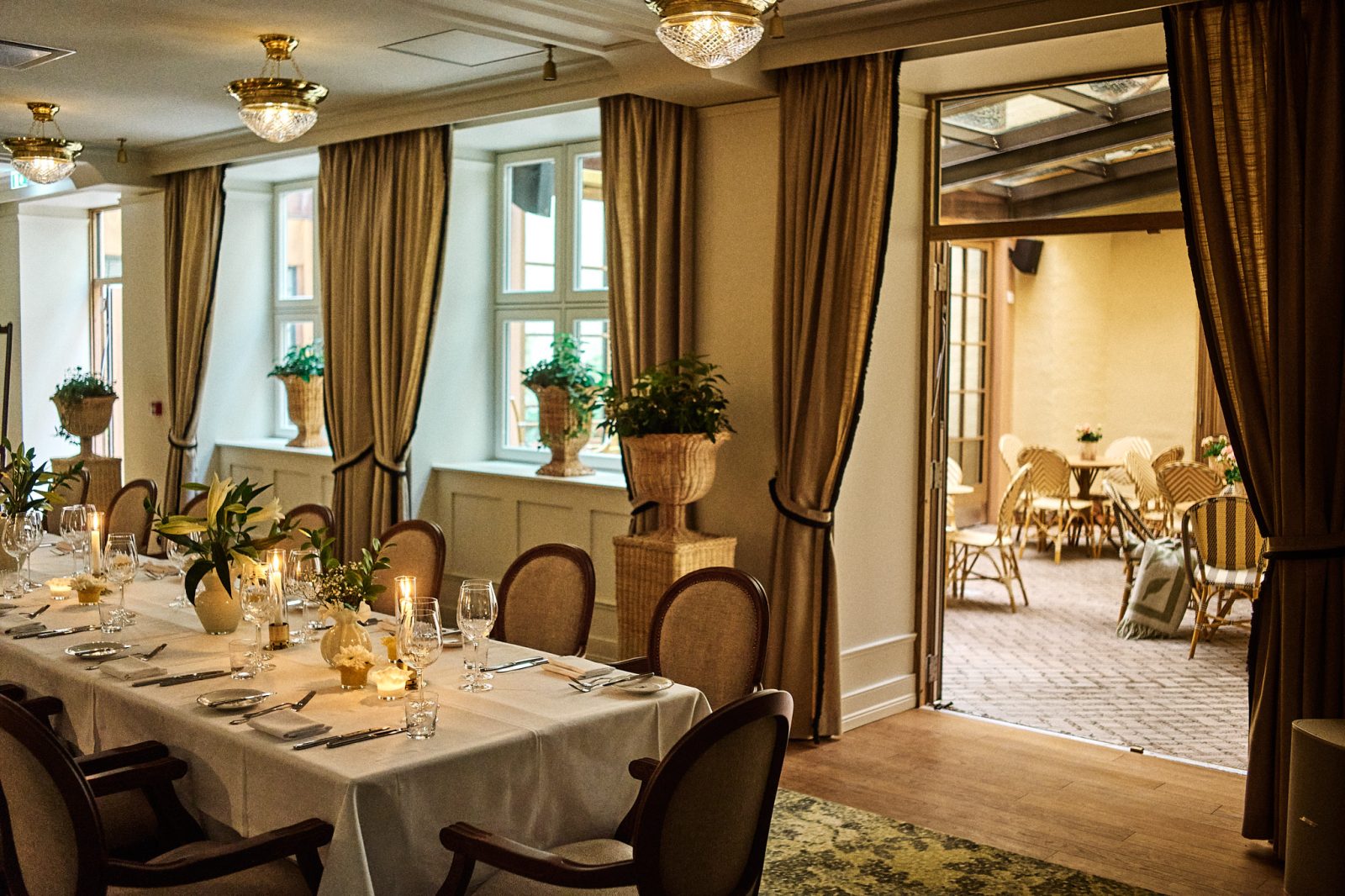 Elegant spisestue med warme lysstemninger