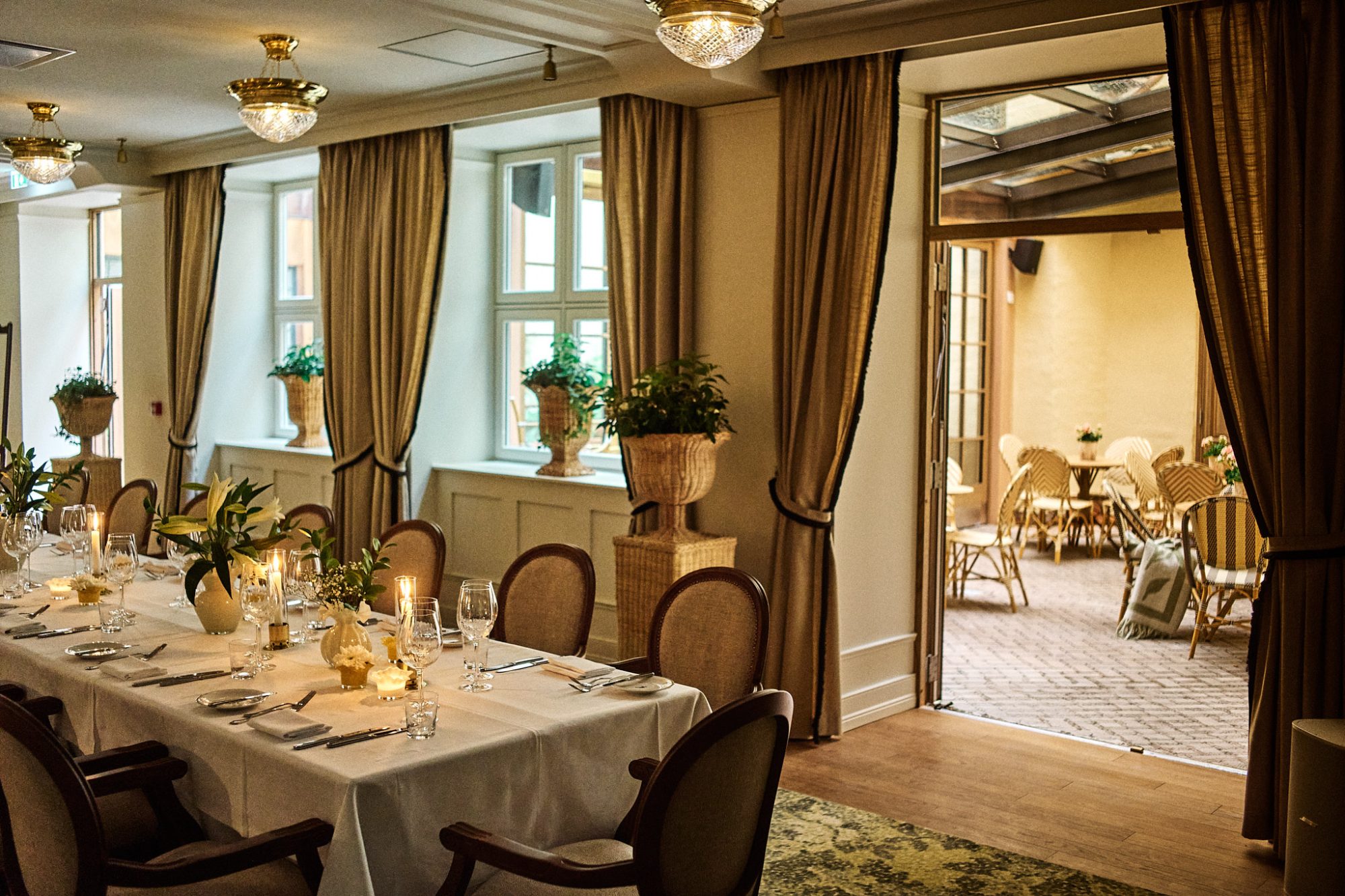 Elegant spisestue med warme lysstemninger