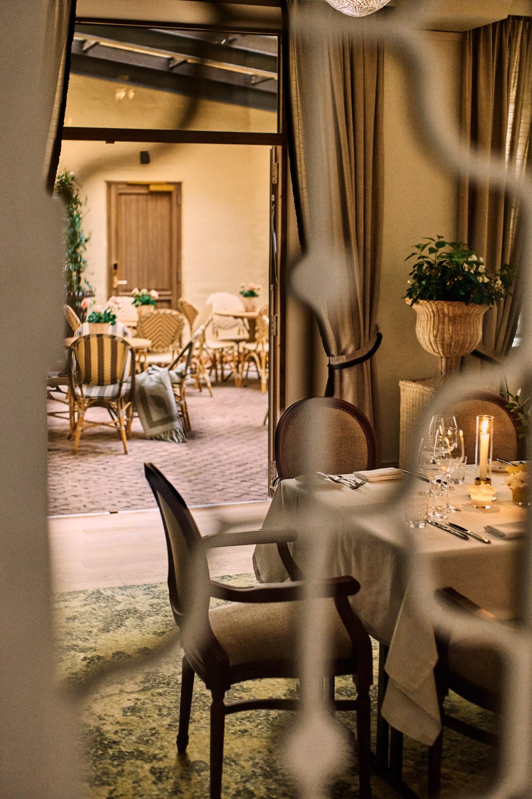 Innbydende restaurant interiør som viser bord og stoler
