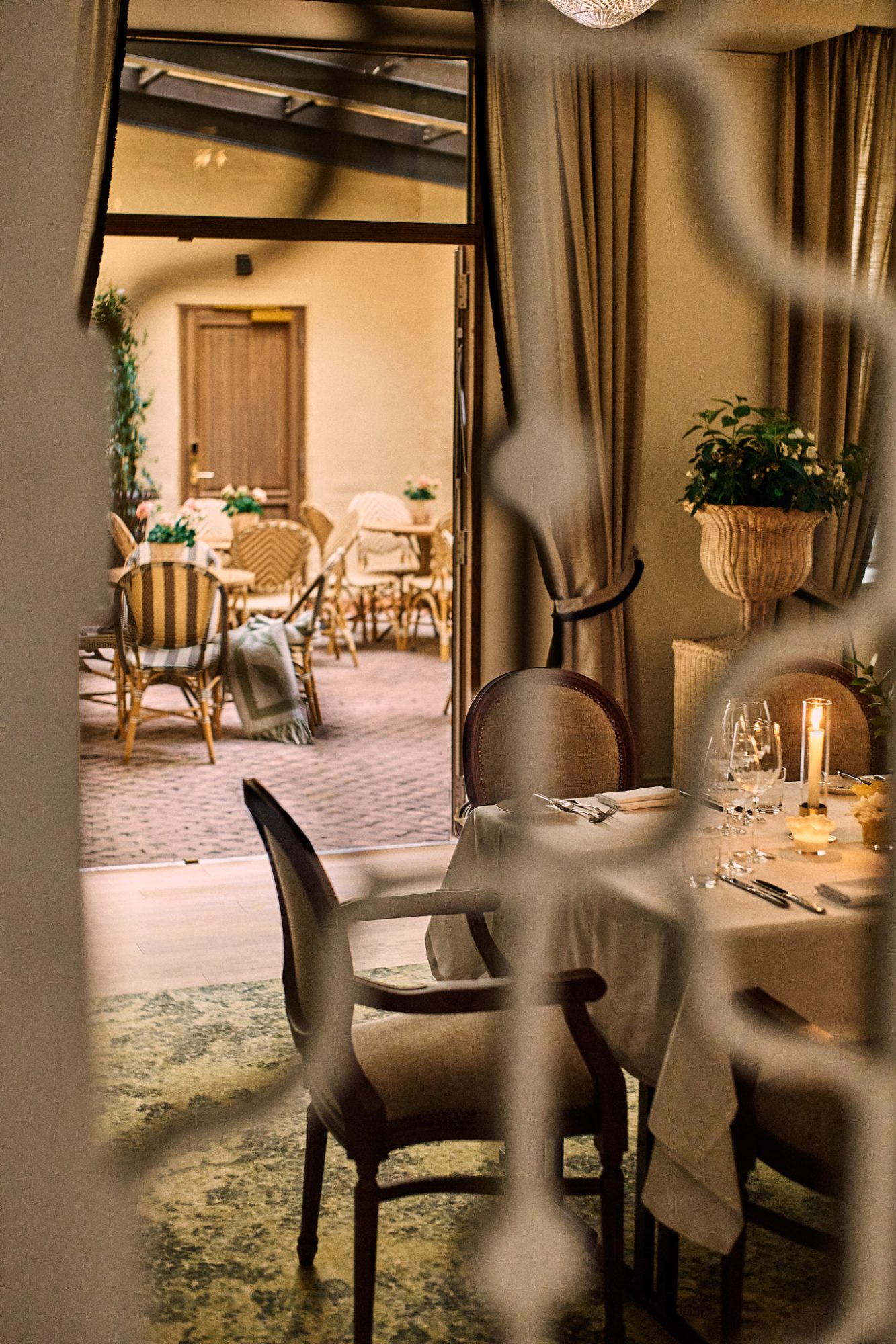 Innbydende restaurant interiør som viser bord og stoler