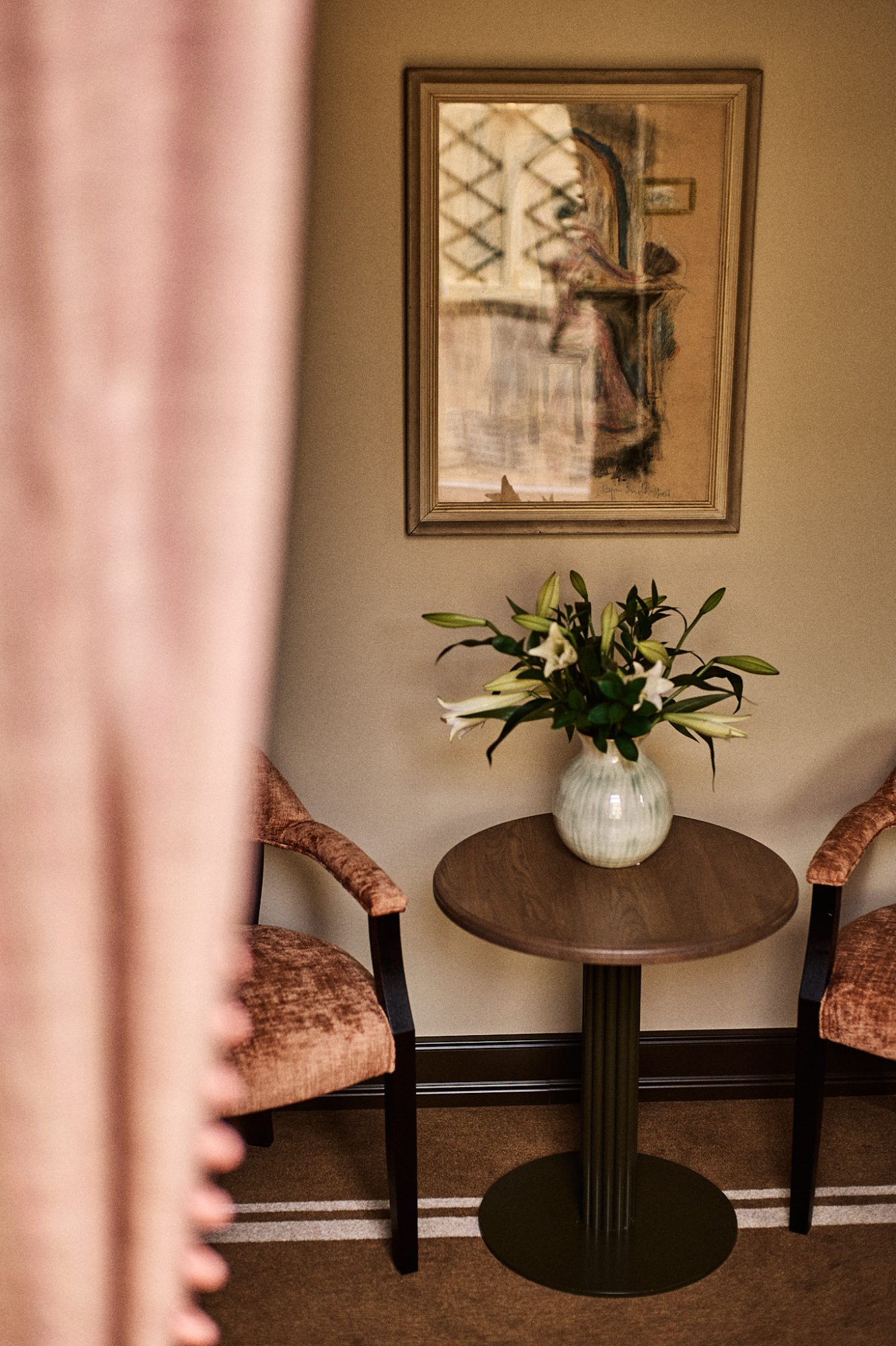 Elegante interiør med kunst og blomster