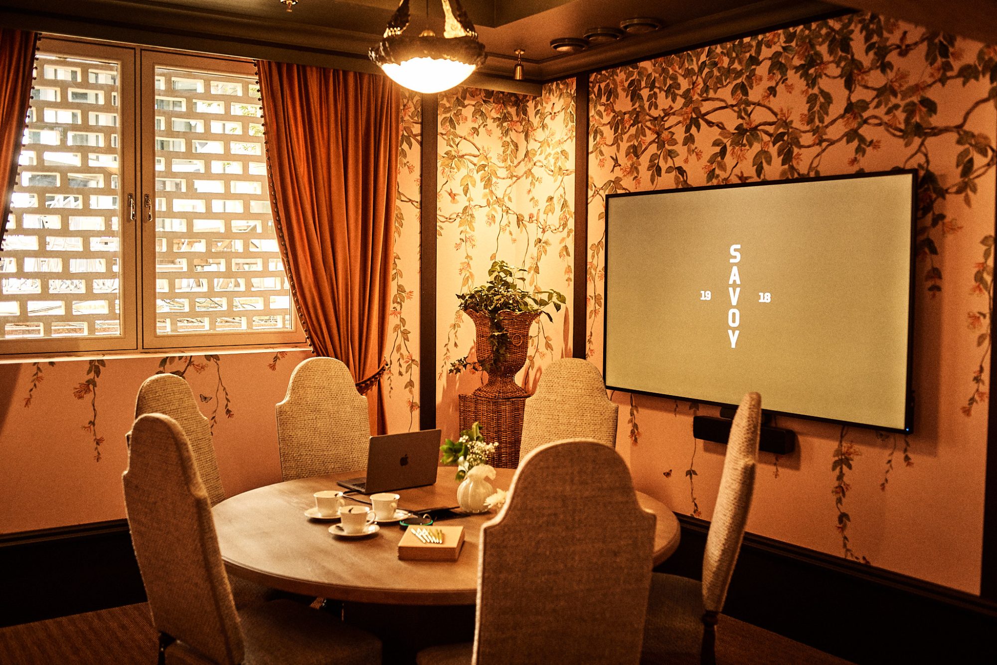 Metropolis etasjerbar skjerm for privatliv og lys