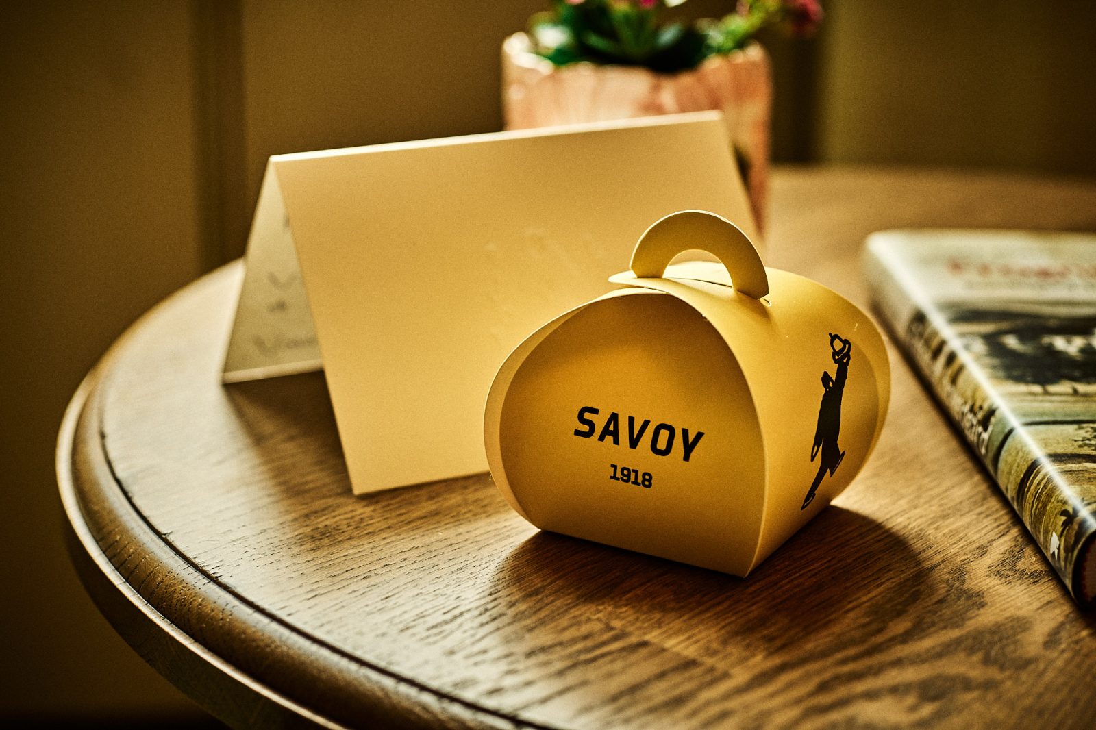 Savoy 1918: En unik gaveeske i gul finpapir