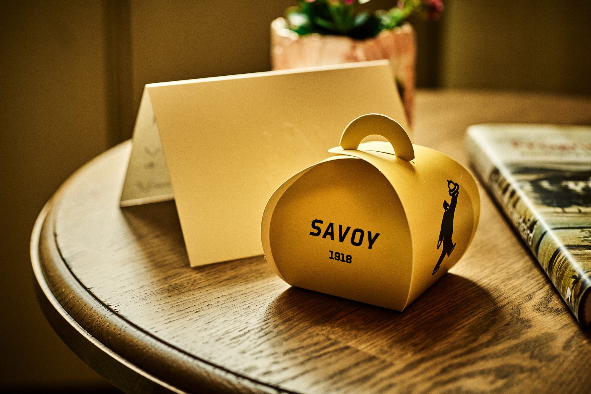 Savoy 1918: En unik gaveeske i gul finpapir
